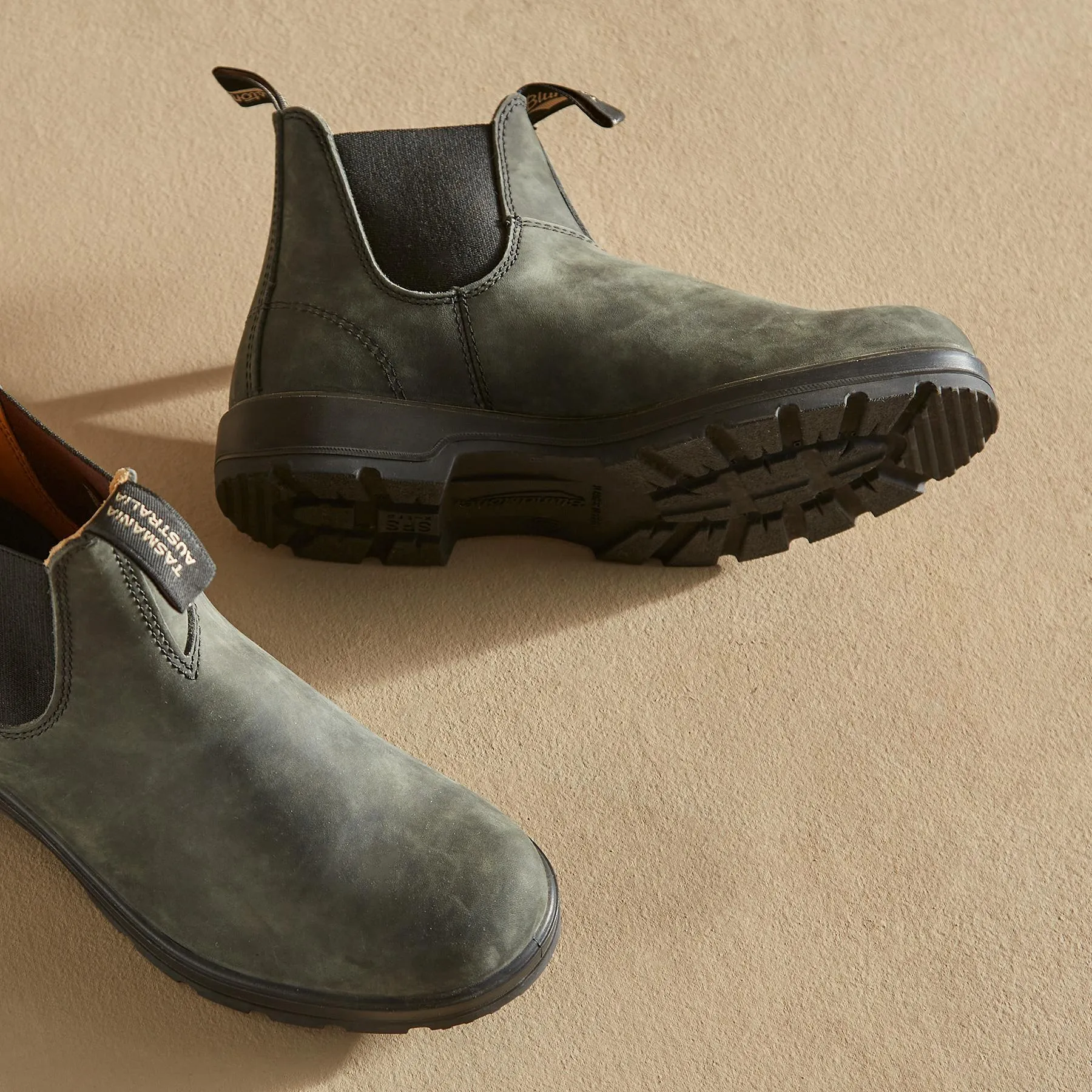 2442 Chelsea Boots